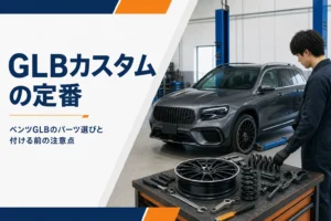 ガレージに停めたコンパクトSUVとカスタム用の部品