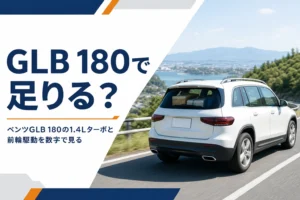 郊外の坂道を走る白いコンパクトSUV