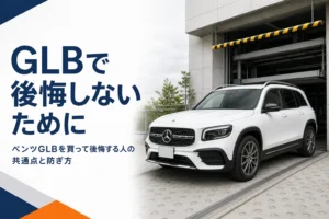 機械式駐車場の入口前に停まる白いコンパクトSUV