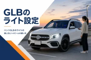 夕暮れの駐車場でヘッドライトを点けたコンパクトSUV