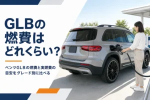 ガソリンスタンドで給油中のコンパクトSUV