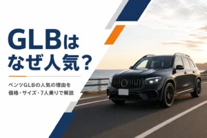 夕方の海沿いの道を走る黒いコンパクトSUV