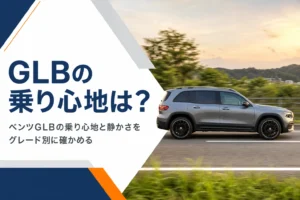 郊外の道を走る大径ホイールのコンパクトSUV