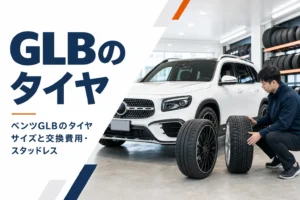コンパクトSUVと並べられた夏用と冬用のタイヤ