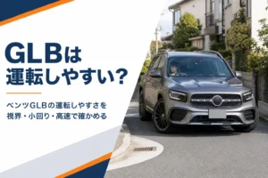 住宅街の道を曲がる四角いコンパクトSUV
