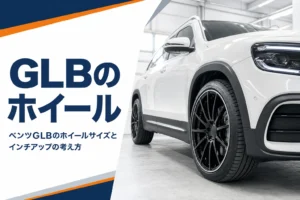 コンパクトSUVの黒い大径アルミホイール